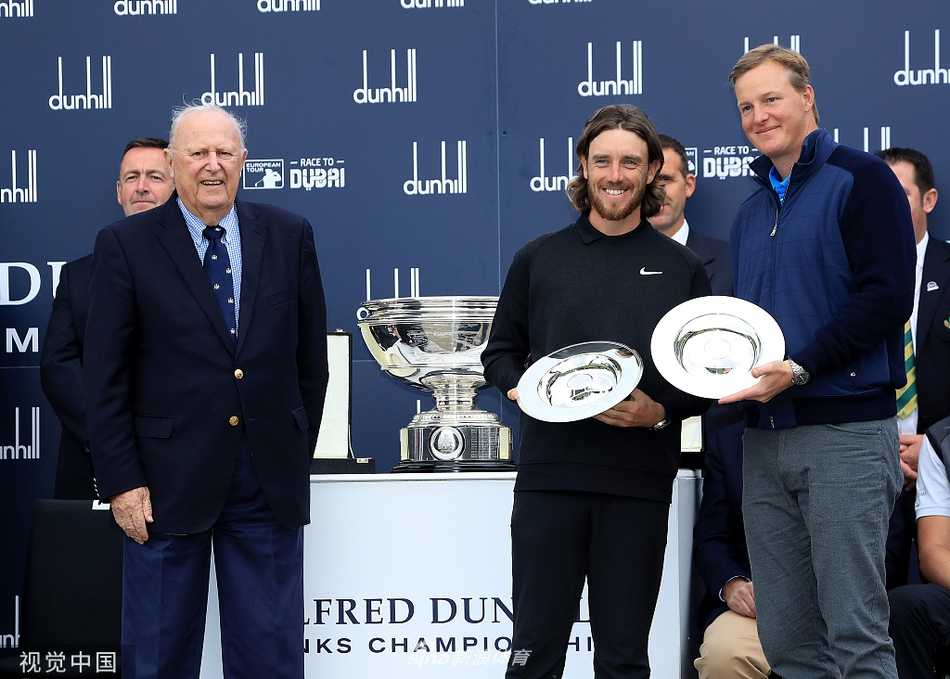 佩雷兹手捧冠军奖杯与团队赛奖杯合影，双喜临门，成就赛事的双重焦点