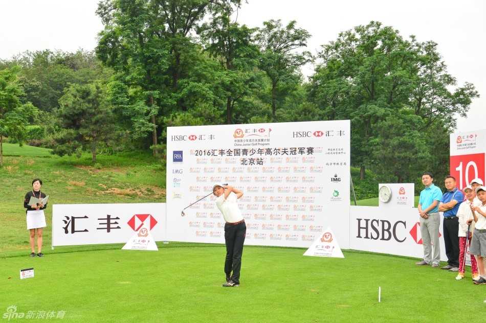 小球员代表笑容灿烂，手握球杆，眼中闪烁着对即将开始的比赛无限憧憬的光芒。