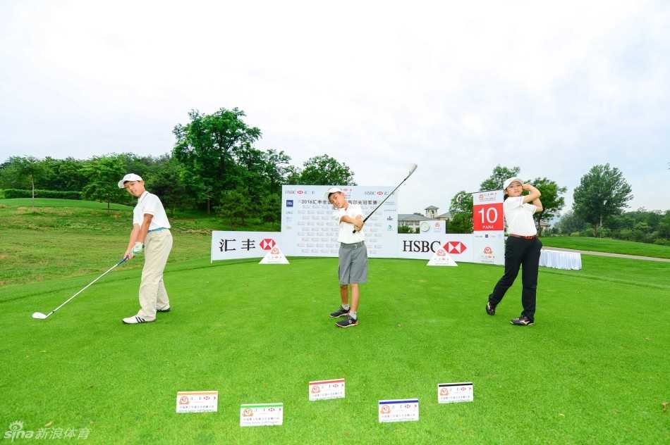 球场总经理周志长在开幕式上与球员代表亲切交流，共同展望赛事的精彩。