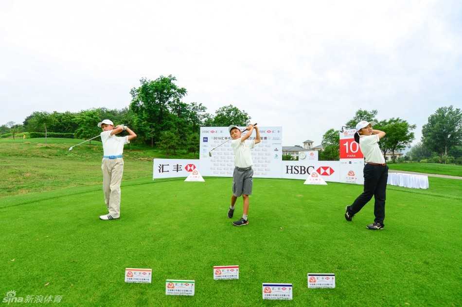 沈佳音在赛场上冷静观察果岭，以卫冕冠军的身份领先女子A组，展现大将风范。