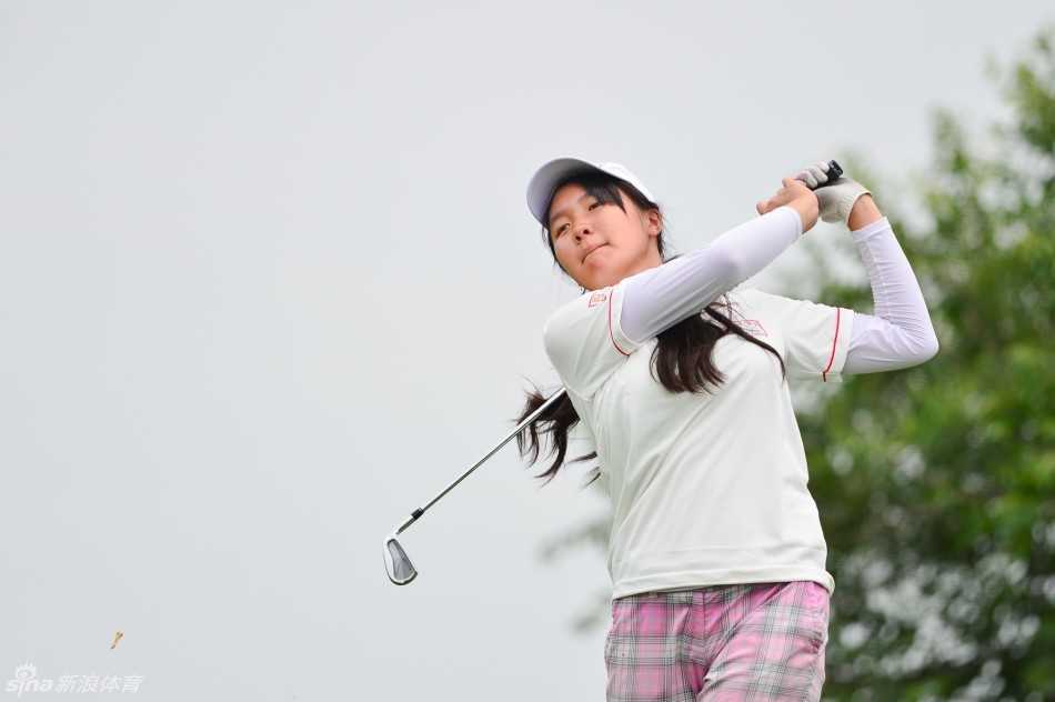 演员马羚之子刘騻在比赛中挥杆，作为备受关注的‘星二代’，他正专注地追寻自己的高球梦想。