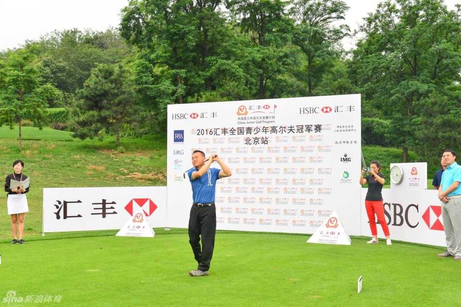 李祺在比赛中凝神准备推杆，专注的表情背后是从国外闭关训练归来的坚定与沉着。
