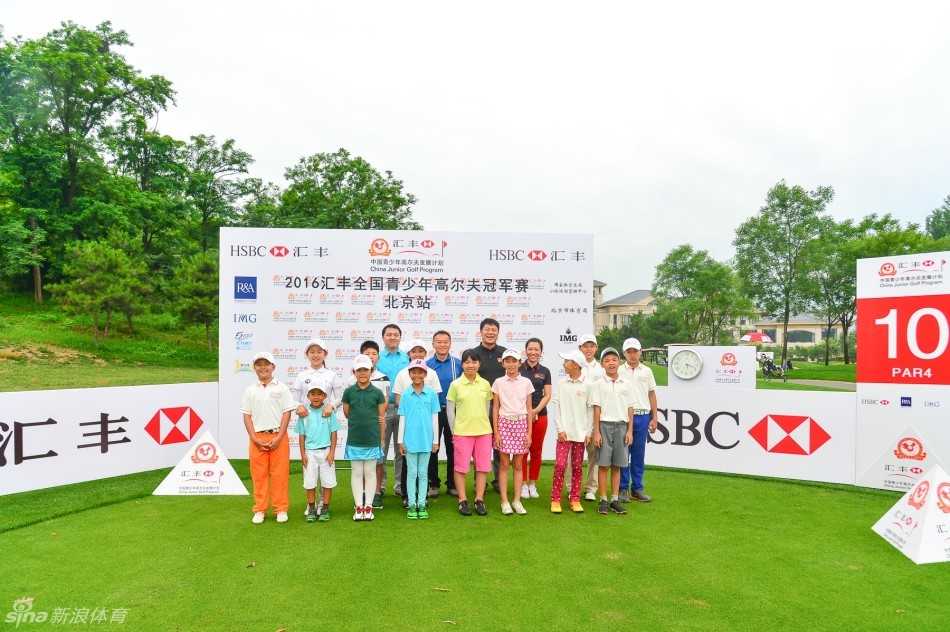 冯周睿在赛场上展现挥杆英姿，作为男子A组的并列领先者，他的每一次击球都充满力量与精准。