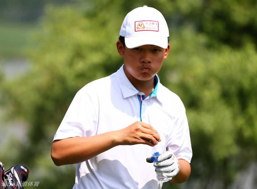 开幕仪式上众人合影留念，记录下青少年高球梦想起航的瞬间，每一张笑脸都承载着对未来的希望。