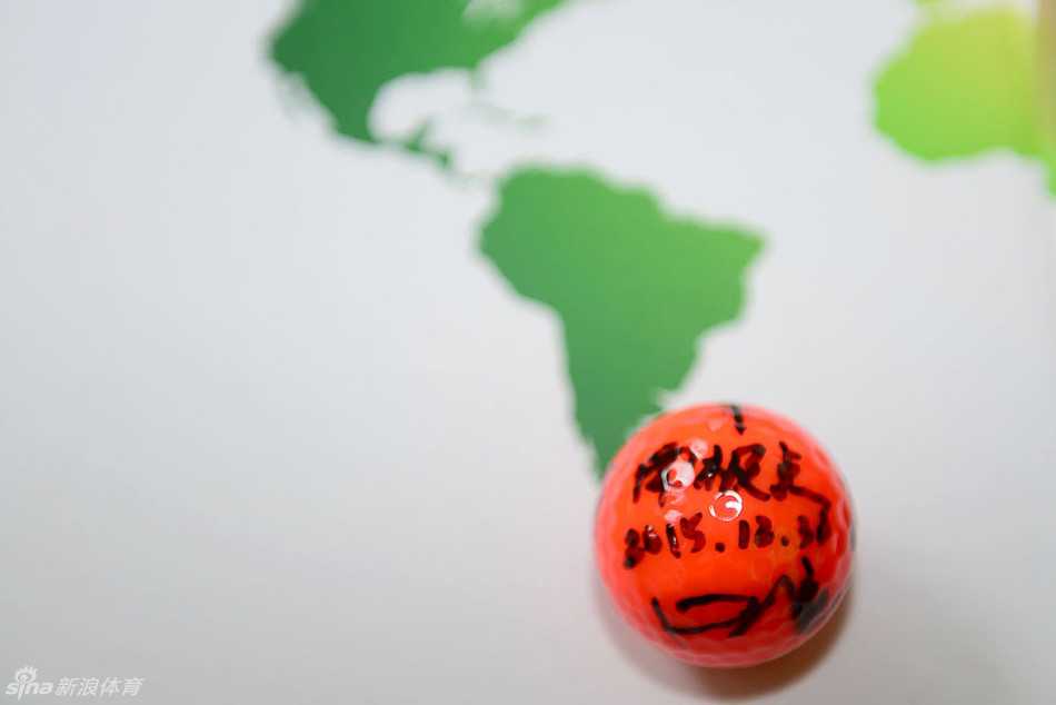 百加俱乐部二零一六年华彩绽放欢聚庆典回顾 百加会员洪昊在世界南极点手持高尔夫球杆留下历史性一刻