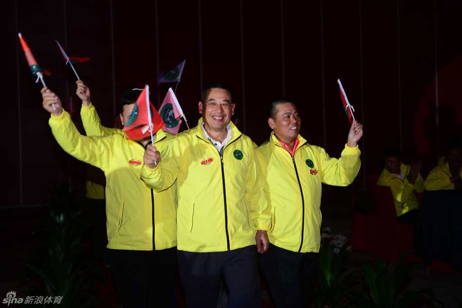 百加俱乐部二零一六年华彩绽放欢聚庆典回顾 百加会员们在绿茵球场上快乐挥杆,阳光洒落身影矫健