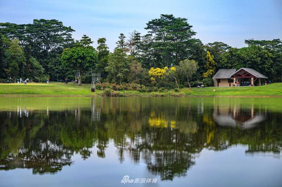 蜿蜒的球道引导视线至远方水障碍，挑战与美景在球员面前徐徐展开
