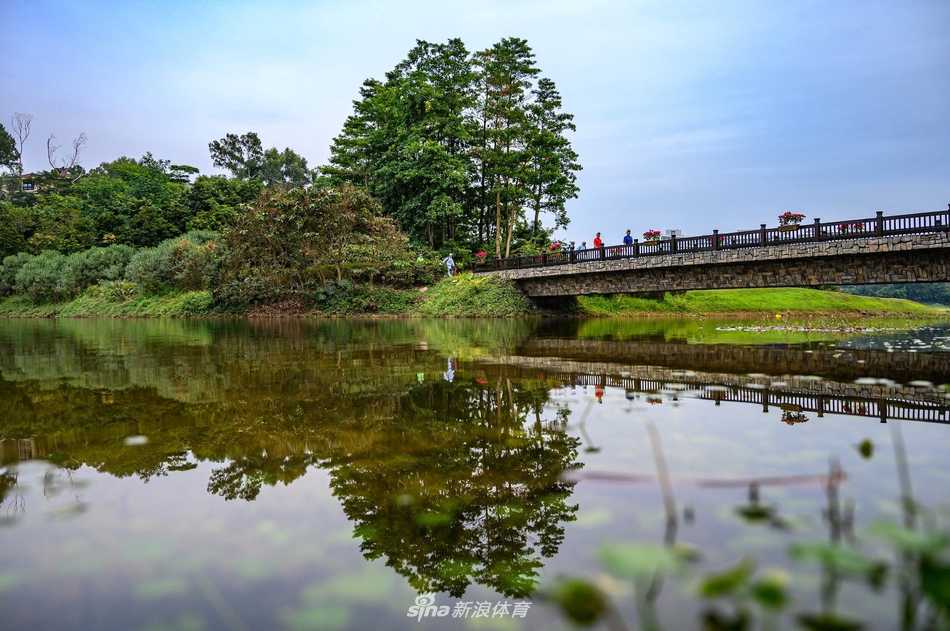 开阔的发球台面向广阔水域，球手在此需兼具勇气与精准的算计