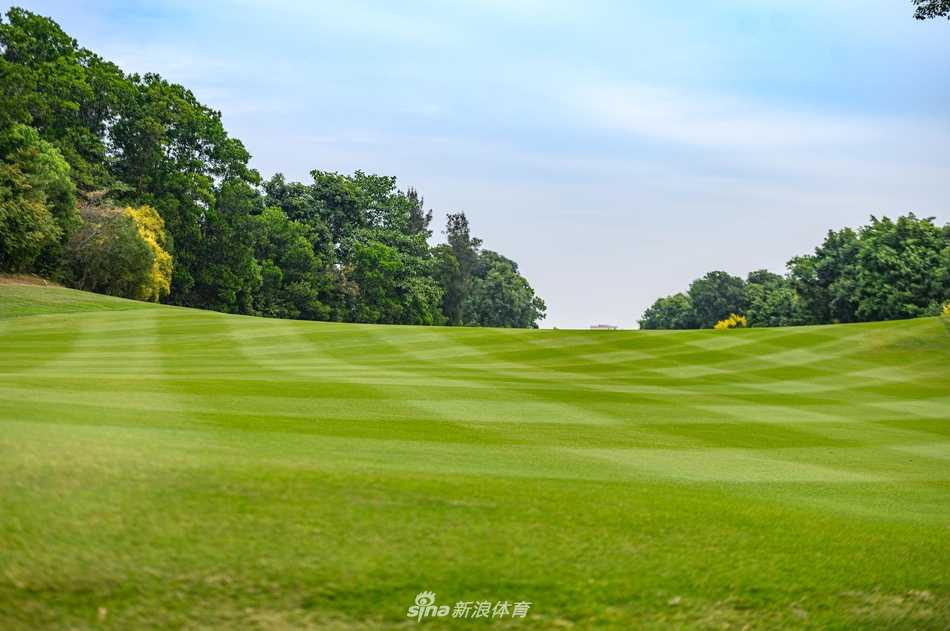 阳光穿透云层形成神圣光柱，笼罩着球道，仿佛为赛事注入天赐能量