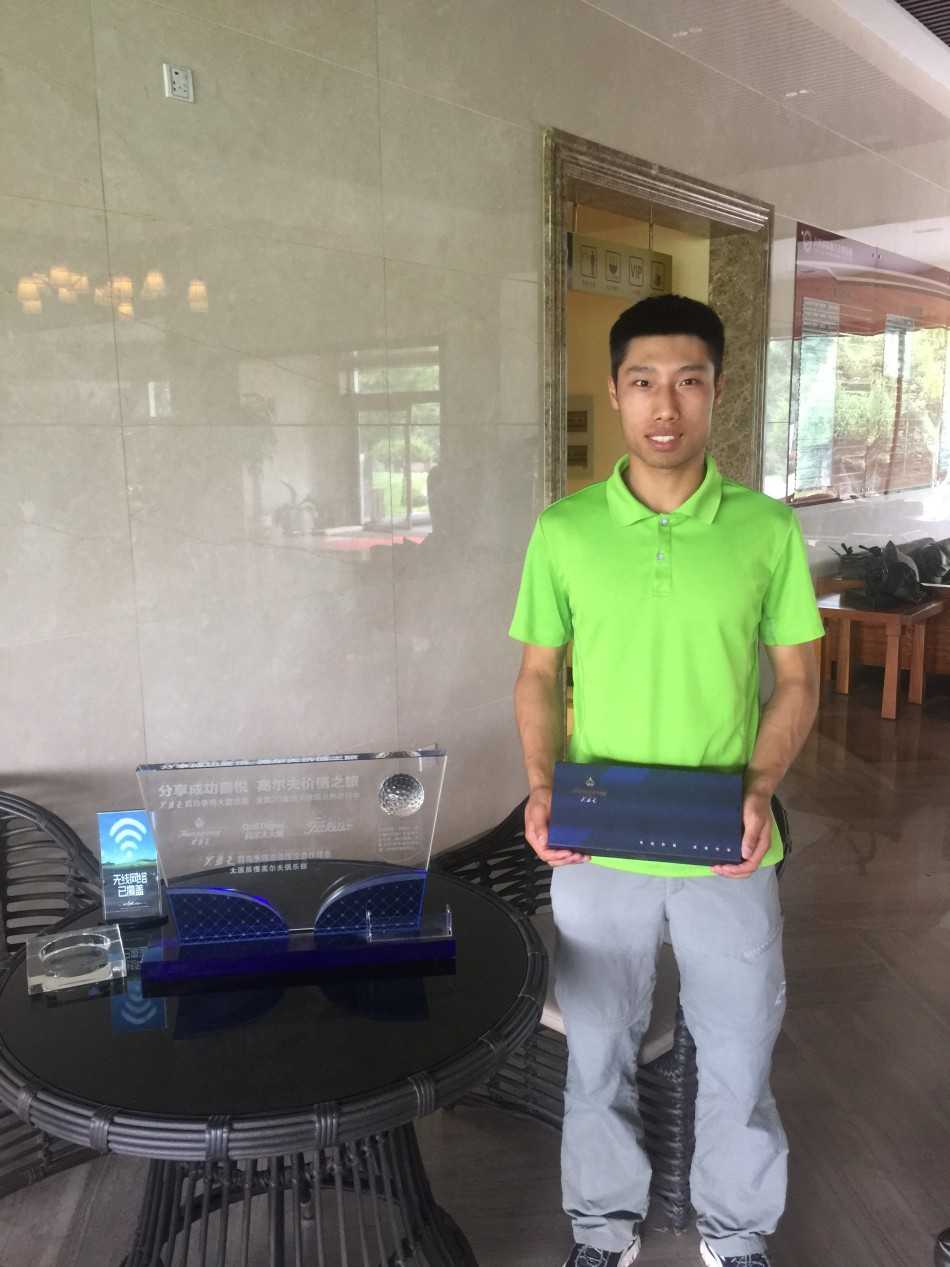 球手优雅推杆的瞬间特写，专注的眼神凝视着球滚向洞杯的路线