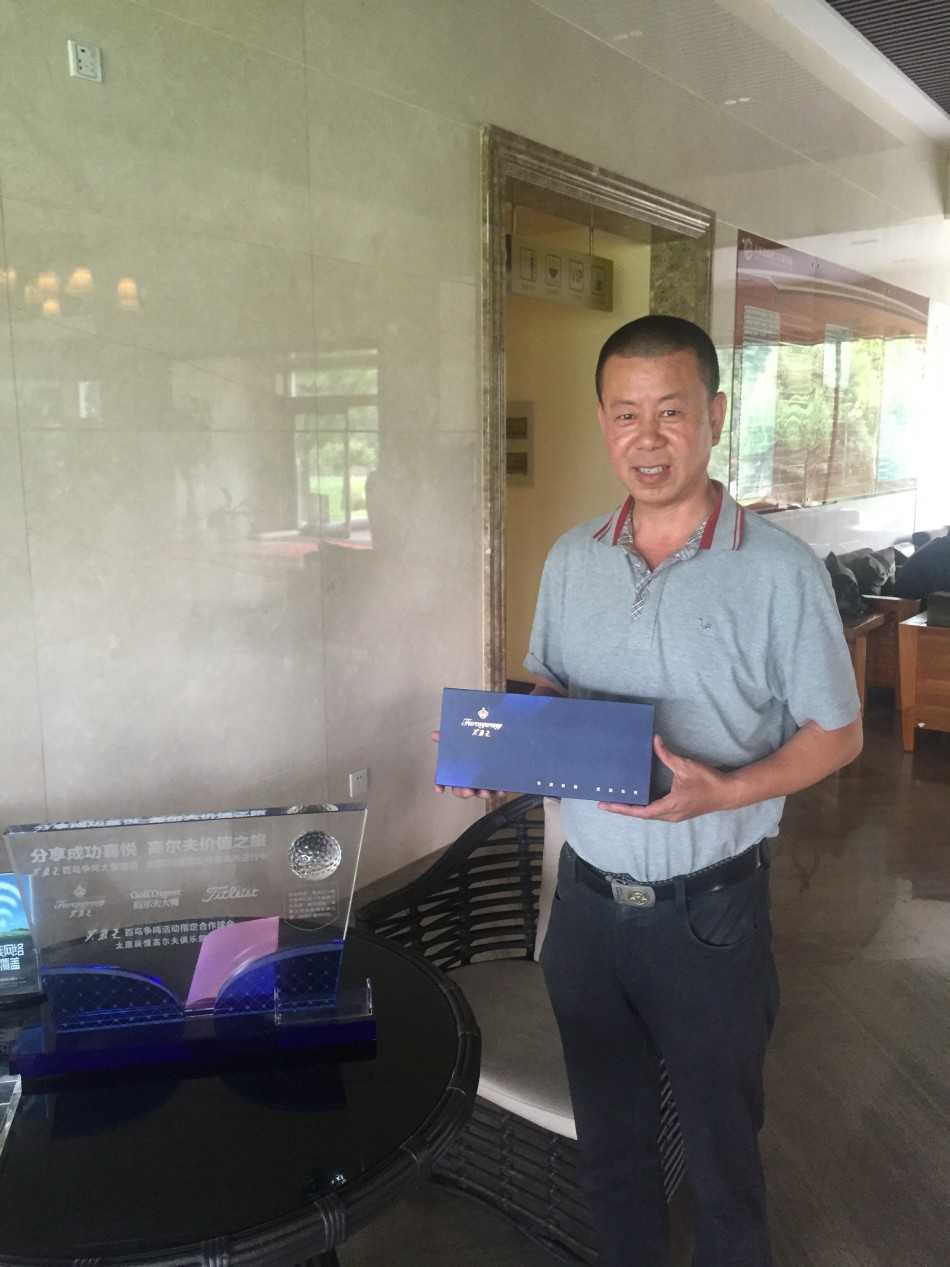 高尔夫球手在绿意盎然的球道上专注挥杆，白色小球划破天际飞向果岭