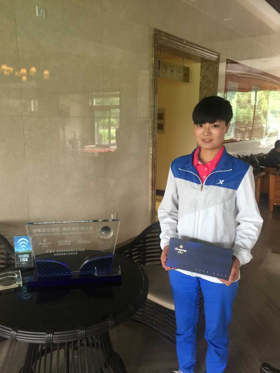 精美的芙蓉王百鸟争鸣礼盒特写，金色与黑色包装尽显尊贵与雅致