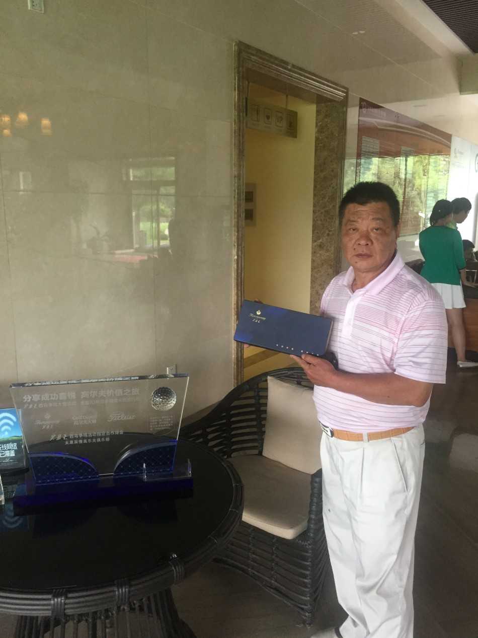 阳光洒在宽阔的果岭上，球洞旁的旗帜静静等待着胜利的小鸟球降临