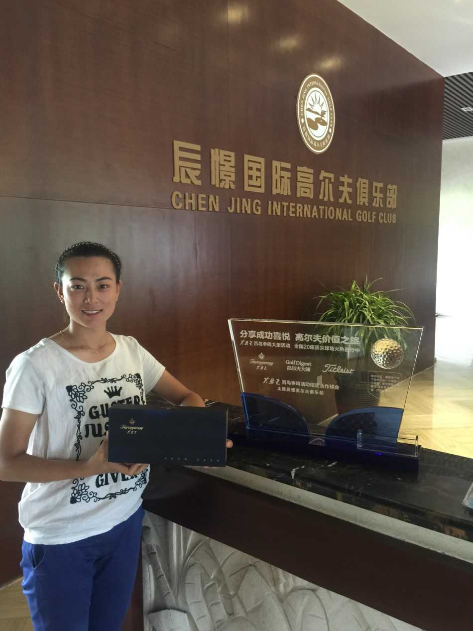 赛后，球手们坐在会所露台上惬意休息，背景是沐浴在夕阳中的美丽球场