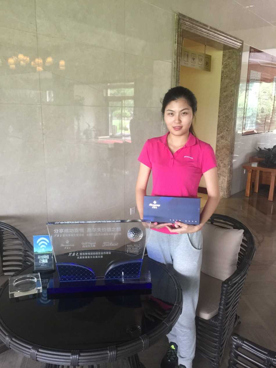 球童微笑着为球手递上选定的球杆，是球场上默契的伙伴与助手