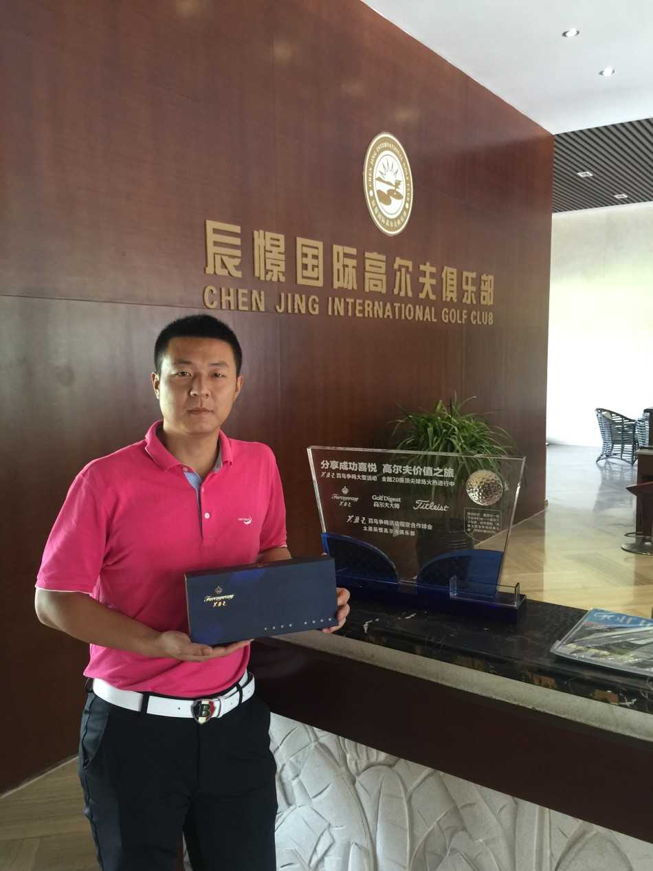 高球爱好者们齐聚在会所前台，兴致勃勃地咨询和参与百鸟争鸣活动