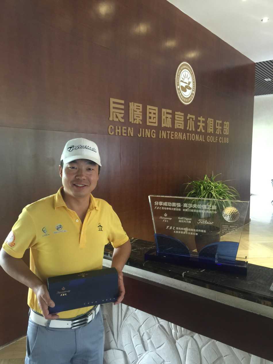 蓝天白云下，两位球手在发球台旁轻松交流，享受着高尔夫带来的休闲时光