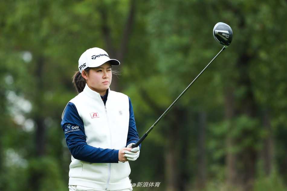 年轻球员在沙坑中沉着救球，沙粒飞扬展现挑战困境的专注与决心