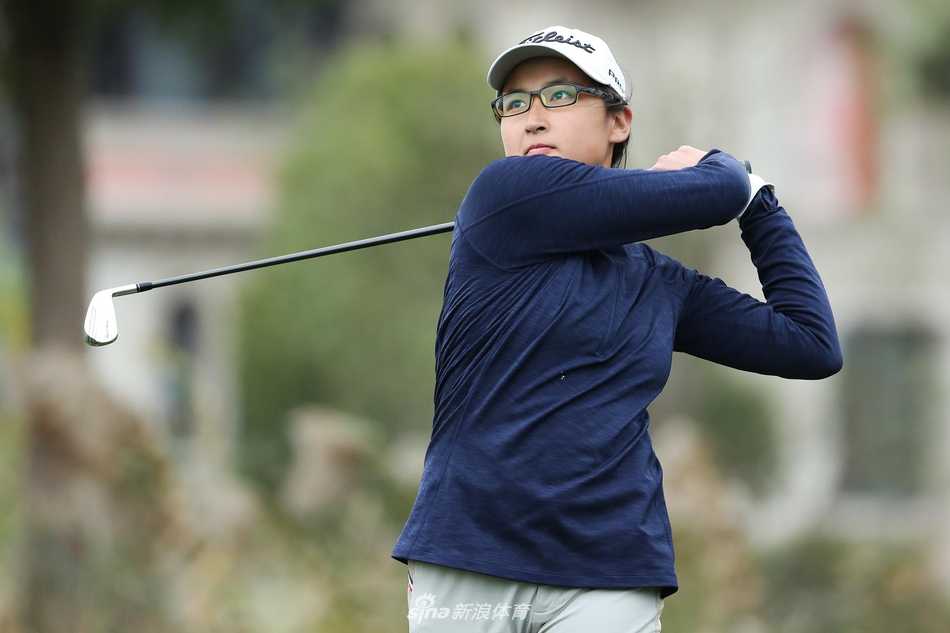 颁奖典礼上获奖年轻选手手持奖杯笑容灿烂，背后是共同奋斗的竞争对手与教练