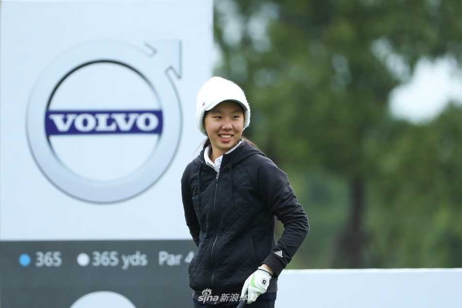 赛事赞助商沃尔沃标志与奖杯静静矗立，见证着新一代高尔夫力量的崛起