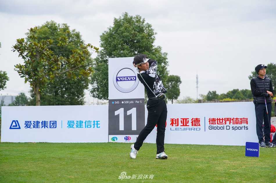 比赛间歇球员与教练认真复盘策略，小小年纪已展现出职业般的严谨态度