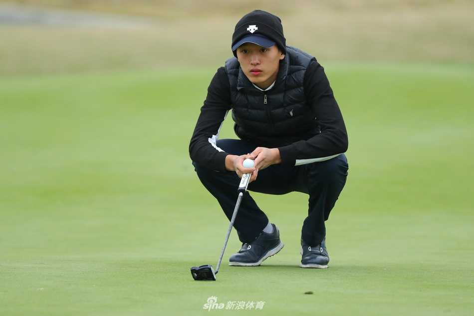 夕阳下球员漫步于美兰湖球场，身影与广阔草场构成一幅充满希望的青春画卷