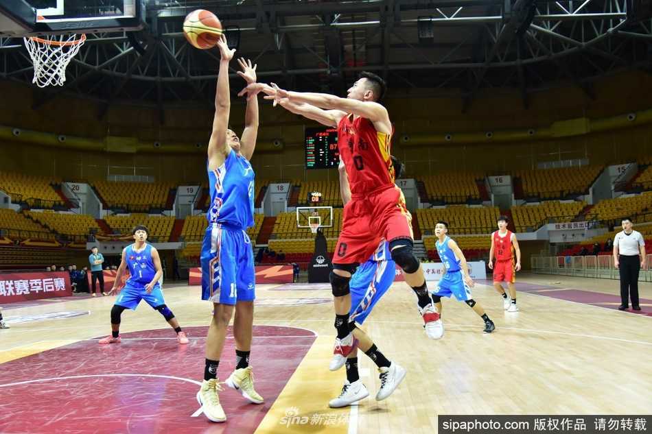 广西威壮教练组在暂停期间面授机宜，杨钦指导神情严肃布置关键战术