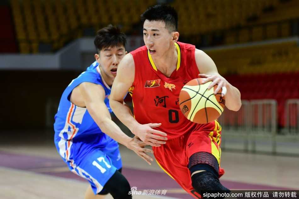 广西威壮球员在蚌埠赛区突破上篮，如利刃般划破河南队防线