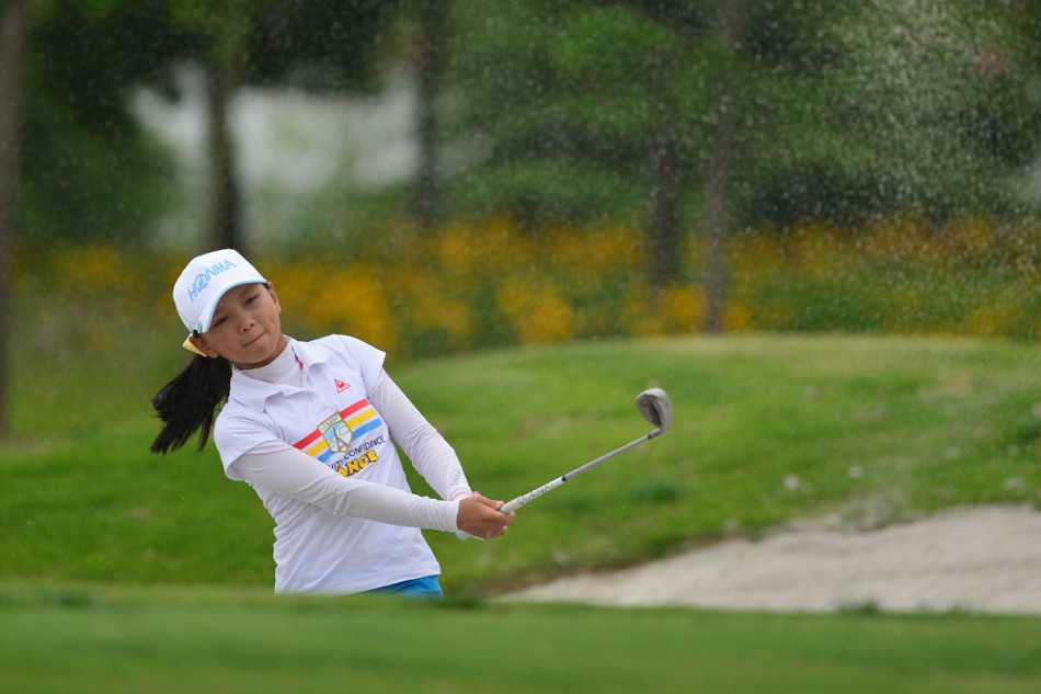 石昱莉沙坑救球，沙尘如金雾绽开，小球破障而出划出希望之弧