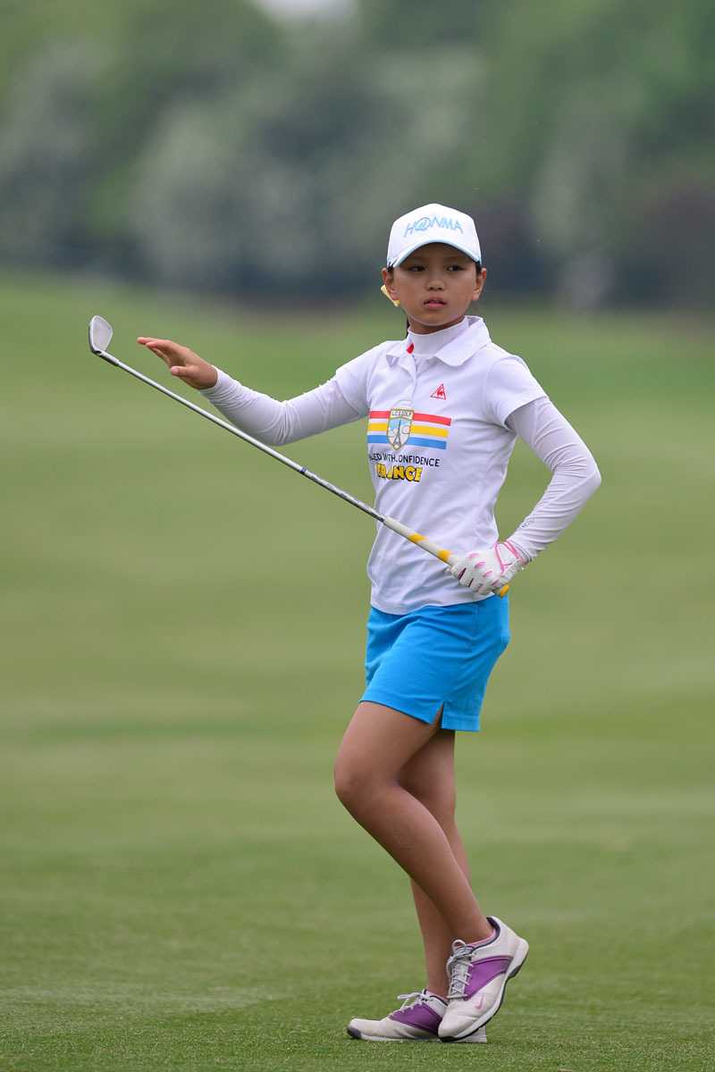 石昱婷收杆伫立，身形如雕塑般平衡静稳，见证一次完美挥击的落幕