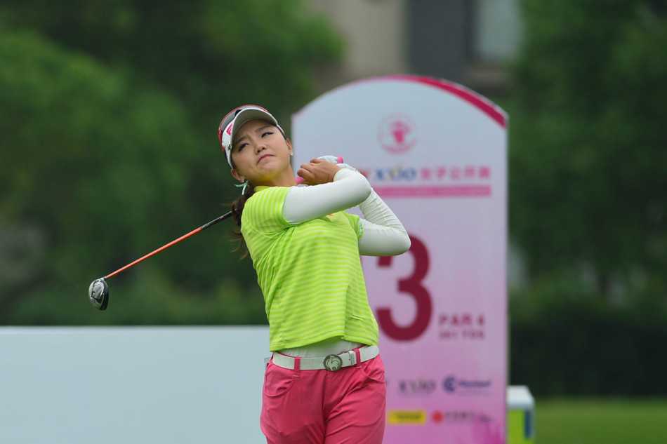 石昱婷阔步向前，阳光洒满球道，身影拉出追梦路上的修长轨迹