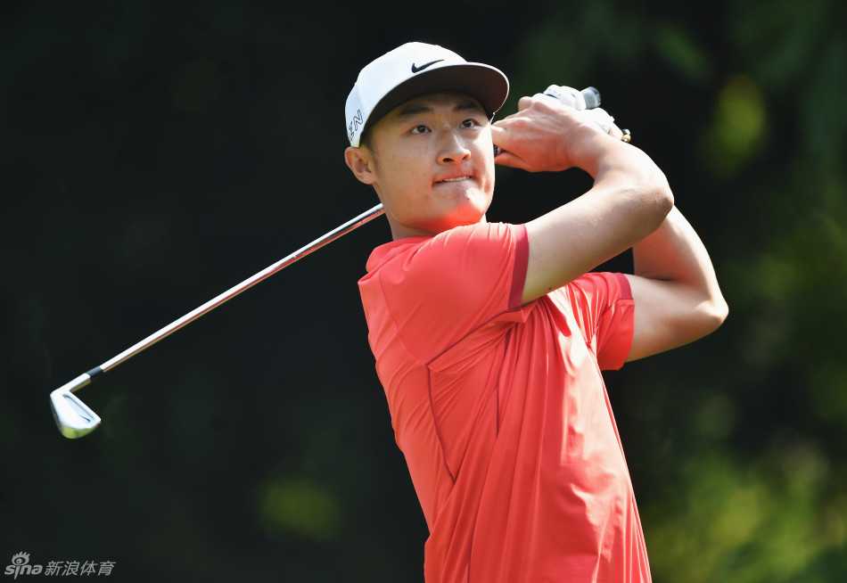 李昊桐强势开球，一号木挥杆动作充满爆发力，小球如箭般冲向球道远方。