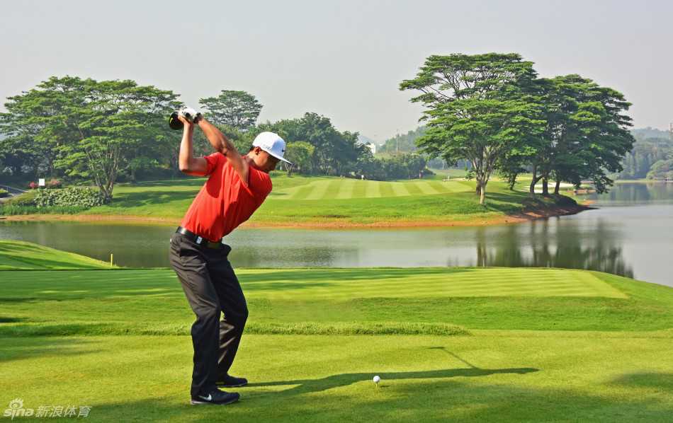 李昊桐完成挥杆后，身体优雅地转向目标方向，目光追随着空中飞行的小球，眺望其落点。