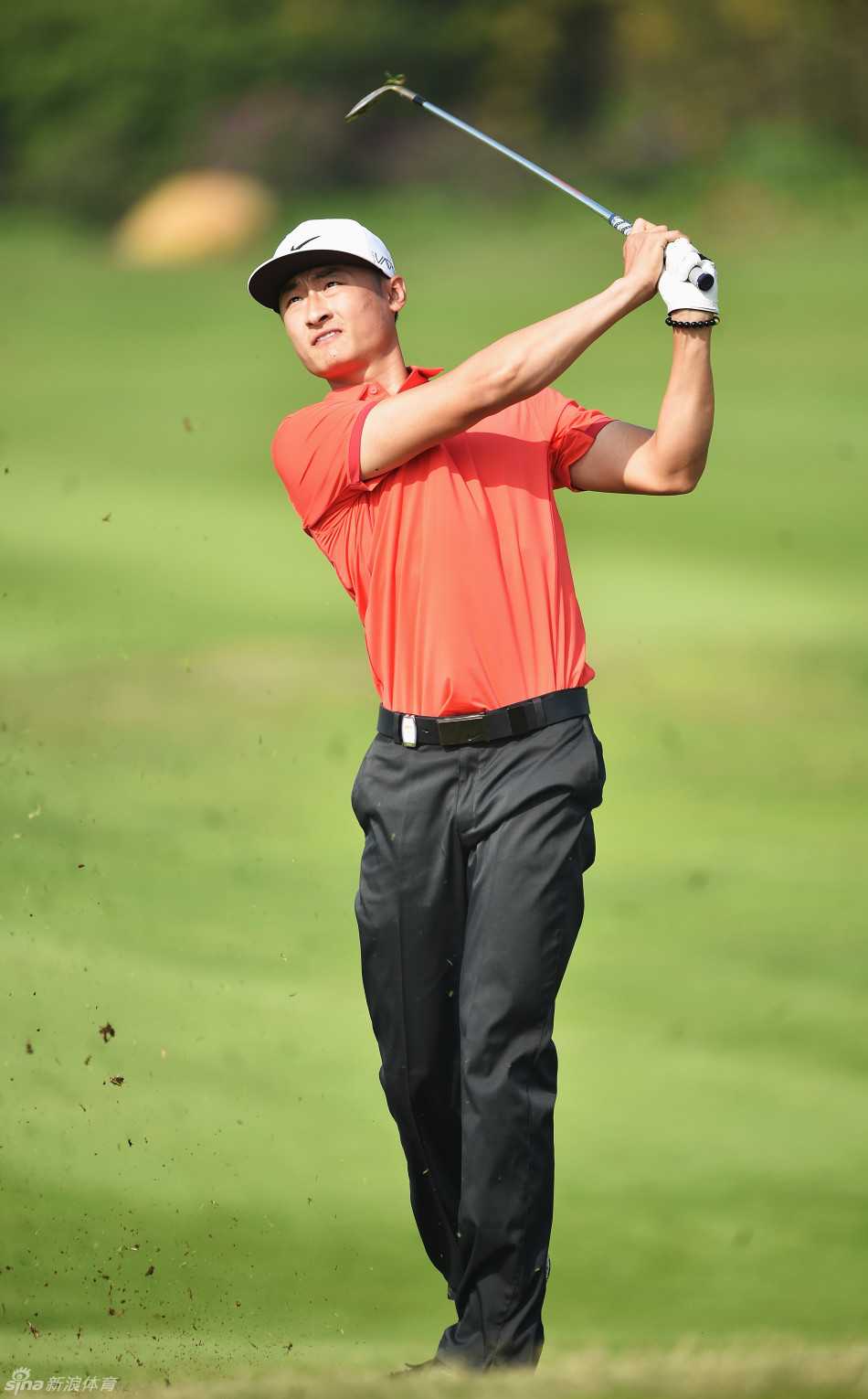 两届美国大师赛冠军巴巴-沃森正全神贯注地审视果岭，判断推杆线路的微妙转折。