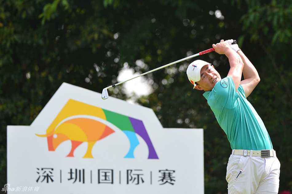 职业高尔夫赛场上，同组球员们沿着球道并肩前行，共同面对球场的挑战与考验。