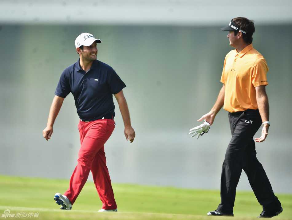 李昊桐在练习场上使用挖起杆进行击球训练，动作标准而流畅，为比赛积累扎实手感。