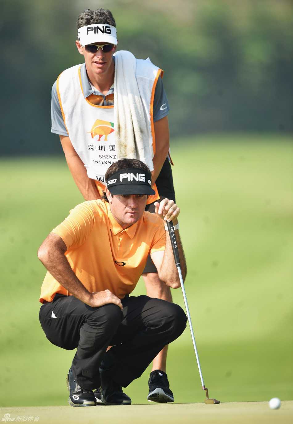 比赛中，球员与球童正在深入交流，讨论下一杆的策略和选杆，团队协作至关重要。