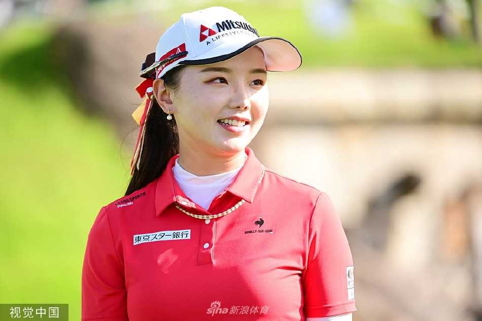 石昱婷与冠军奖杯合影，脸上洋溢着灿烂笑容，梨涡浅现