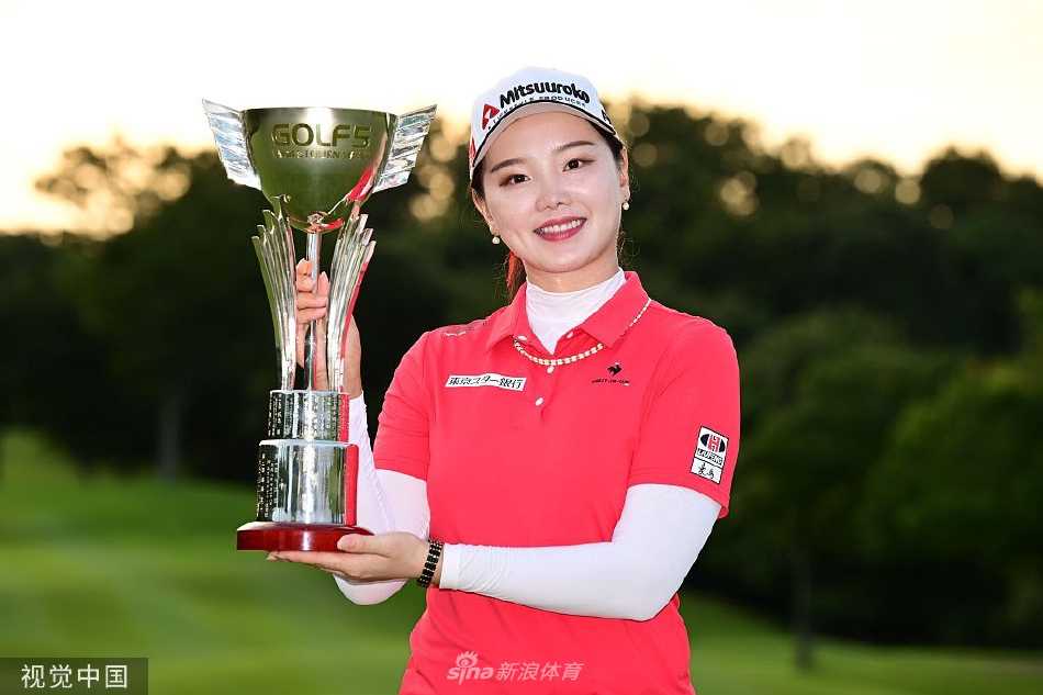 延长赛第二个加洞，石昱婷挥出决定性一击，小白球划破长空飞向果岭