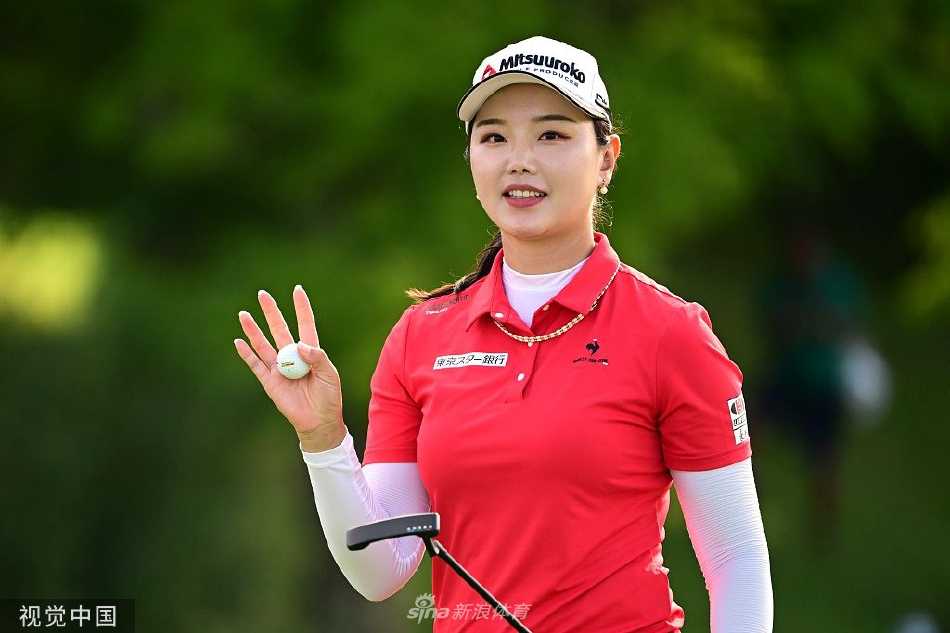 夺冠后石昱婷与家人团队激动相拥，分享喜悦时刻