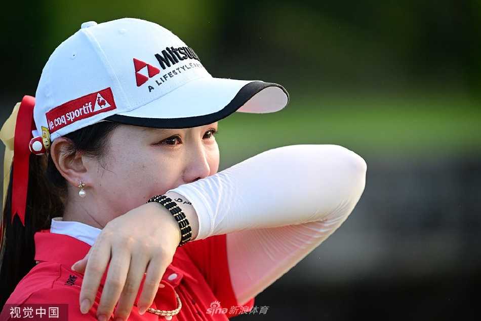 石昱婷在绿茵球道上优雅挥杆，身姿挺拔动作流畅