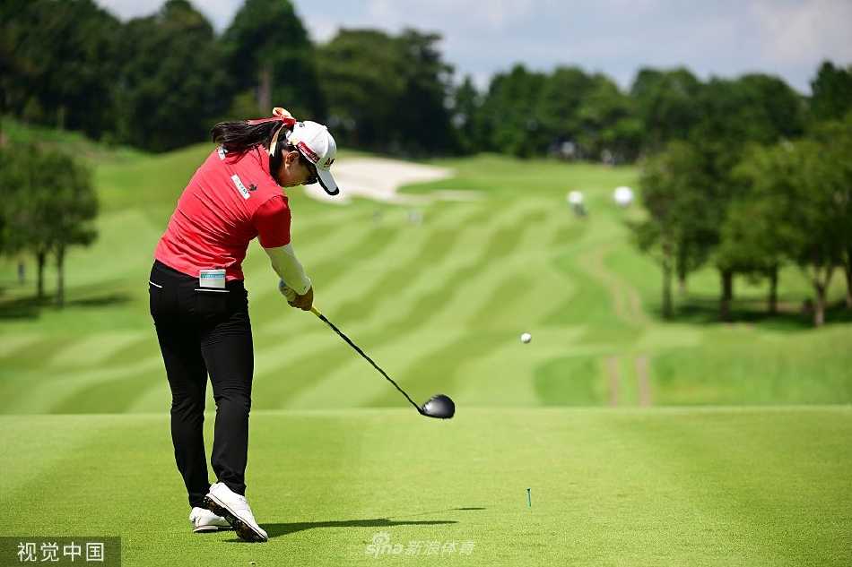 赛后石昱婷向现场支持她的球迷挥手致意表示感谢