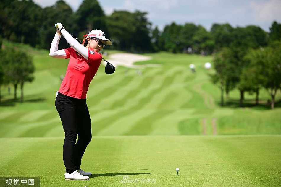 石昱婷手持冠军支票与奖杯，站在领奖台中央接受荣誉