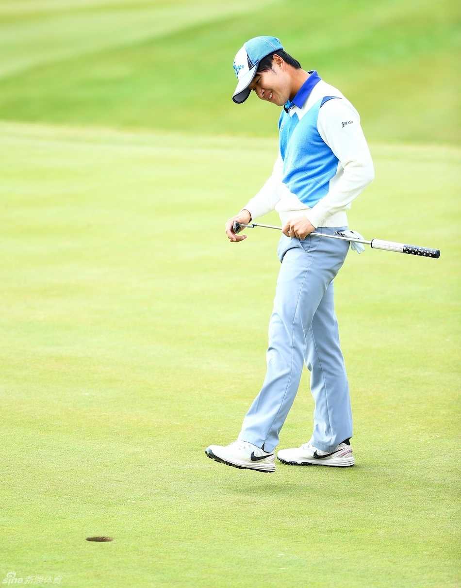 球员孟凡智在比赛中情不自禁地亲吻小球，期待它能带来好运