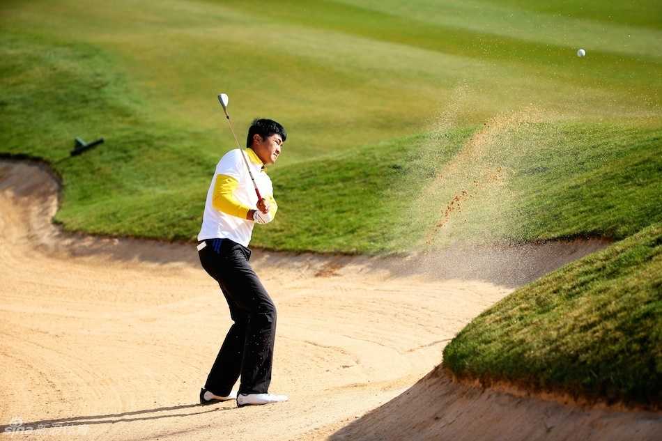 球员汤榕健在球道上全神贯注地准备击球，动作标准而充满张力