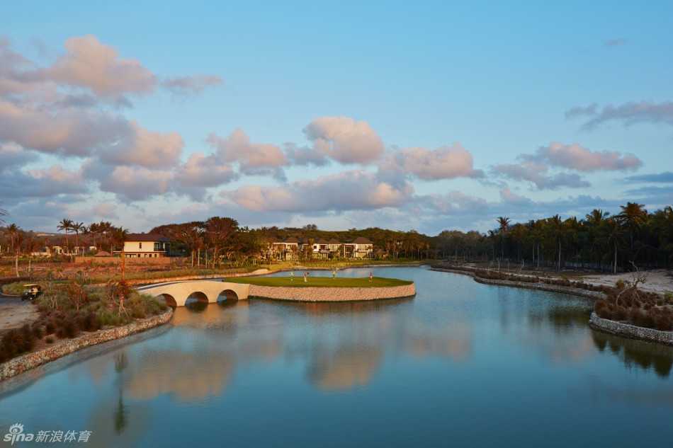第十七洞发球台远眺，一泓碧水如翡翠般横亘于前，对岸的果岭在晨光中静静等待挑战者的降临。