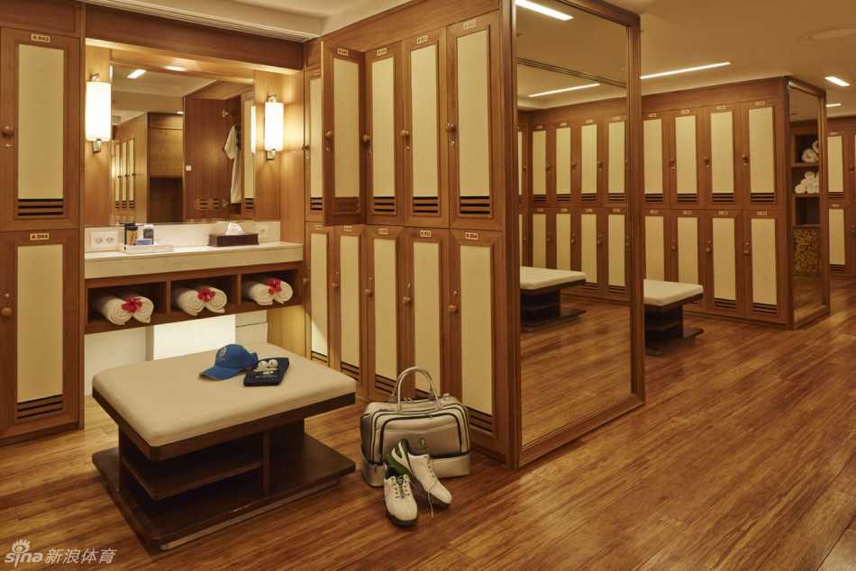 宽敞明亮的更衣室内景，木质储物柜与暖色调灯光营造出宁静雅致的氛围，是赛后放松身心的私密天地。