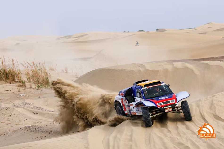 赛车在连绵的沙丘上划出优美的弧线，车尾卷起的沙幕犹如巨鸟展翅，在阳光下闪耀着金色的光芒。