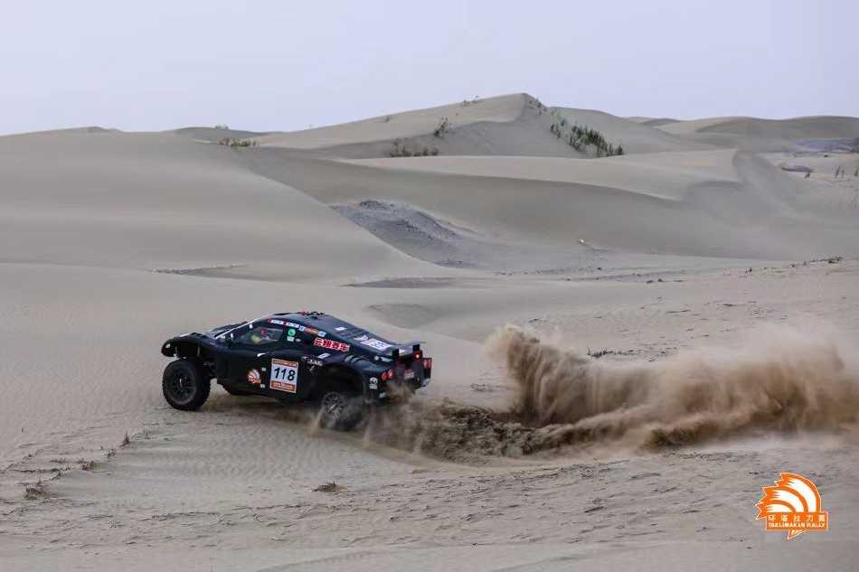 赛车飞坡瞬间，四轮离地，车身姿态矫健如猎豹，在空中定格力量与胆魄的完美结合。