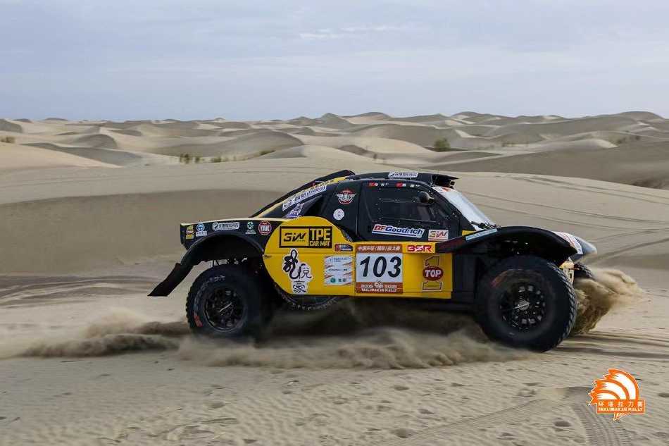 104号战车如离弦之箭，在起点扬起的漫天黄沙中疾驰而出，宣告一场征服之旅的开始。